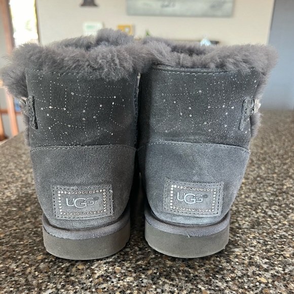 Women’s low button constellation UGGS size 8 bling, diamond button details - Picture 6 of 6